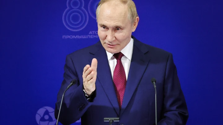 Стоит рядом и ленится: Путин пошутил над Песковым