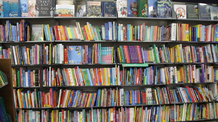 В сельские школы Запорожья доставили книги русских классиков