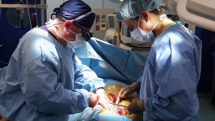 Хирурги петербургского онкоцентра удалили семикилограммовую опухоль, мужчина «растил» ее два года