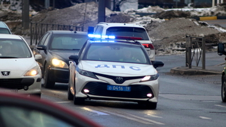 Двоих человек увезли в больницу из перевернувшейся Honda Insight в Карымском районе