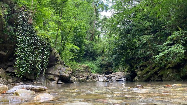 Сочинец сорвался со скалы в районе водопадов реки Кутарка