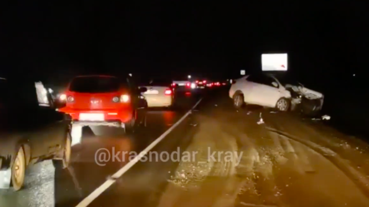 Четыре человека пострадали в ДТП на трассе Краснодар-Кропоткин