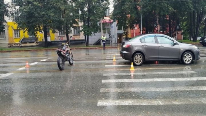 В Калининском районе Новосибирска подросток на байке протаранил иномарку