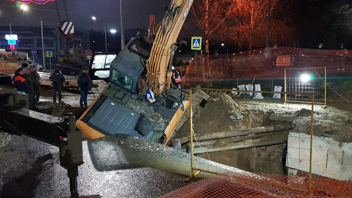На парня, уронившего экскаватор на теплотрассу на Октябрьском проспекте, заведено уголовное дело