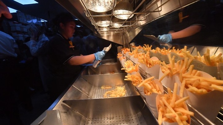 Русских наказали санкциями на картофель фри. Сети быстрого питания ждут нового урожая