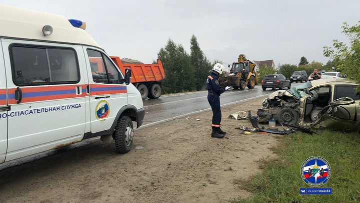 Женщина и двое детей пострадали в ДТП с грузовиком в Новосибирске