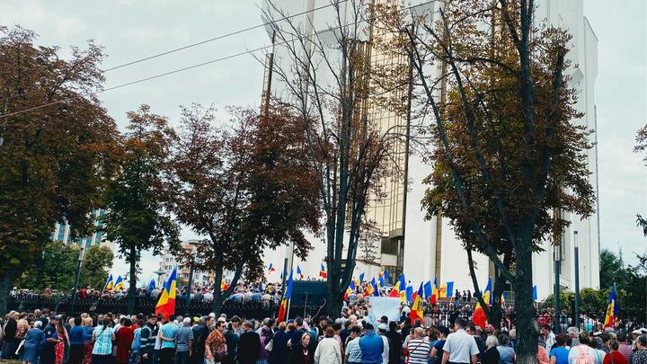 Акция протеста в центре Кишинева: люди не довольны ценами и хотят отставки власти