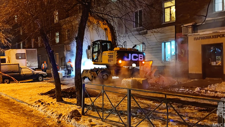 Квартиры жилого дома в Новосибирске заливает кипятком после коммунальной аварии