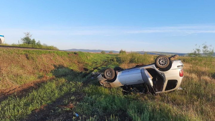 На Дворцовом тракте в Чите водитель компактвэна разбился, вылетев в кювет