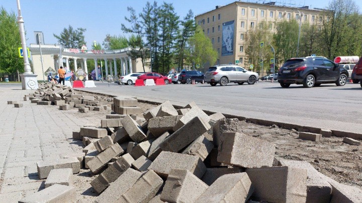 В Кемерове на улице Кирова начали демонтаж старого тротуара