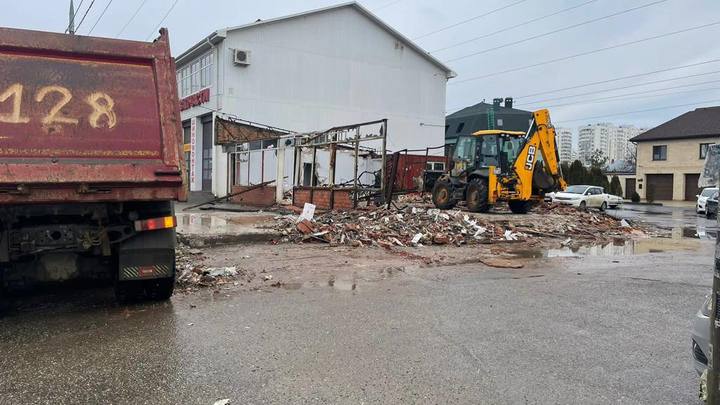 В Краснодаре трактор сравнял с землёй цветочный магазин на ул. Российской