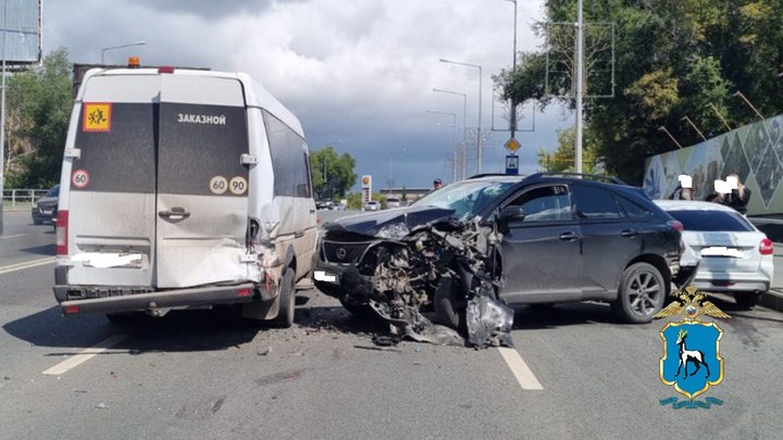 В Самаре столкнулись две легковушки и автобус