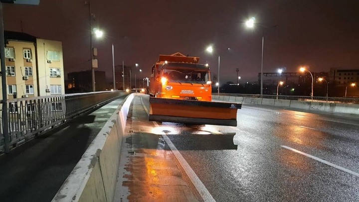 Дороги и улицы Краснодара обрабатывают от гололёда