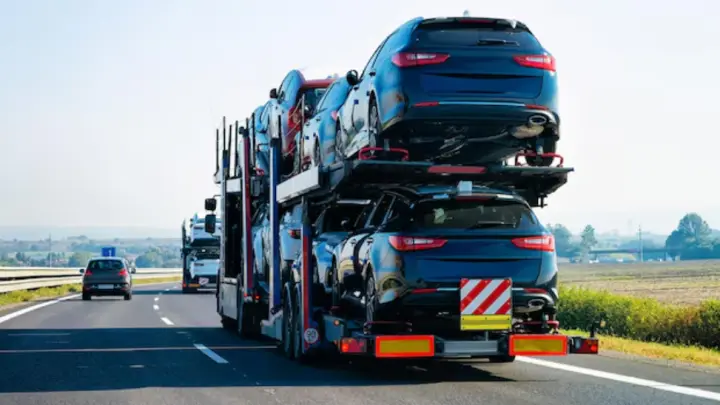 Как в кино: серийный угонщик похищает целые автовозы и уходит от погони
