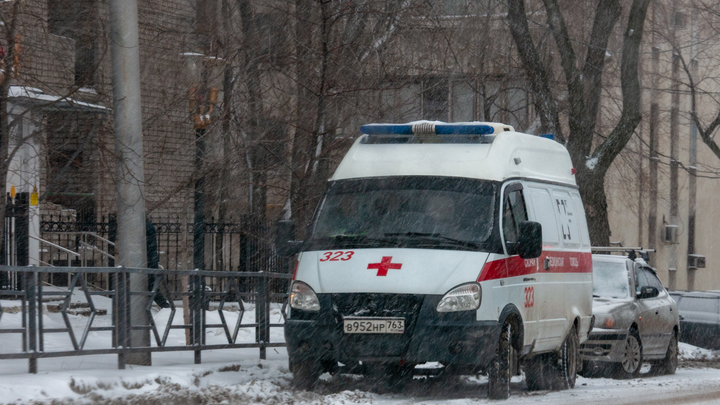 Двоих детей и женщину нашли без сознания в квартире в Москве