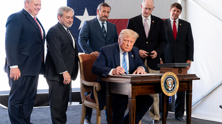 Трамп: Без заключения мира с Россией Украина развалится за три года