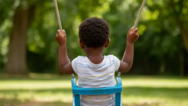 Насмерть укачала сына на качелях: В США женщина 44 часа качала трехлетку