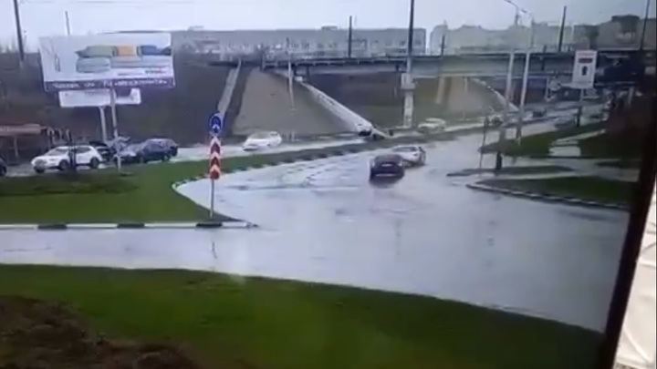 В Таганроге пьяный водитель промчался задним ходом против движения, перевернулся и сбежал