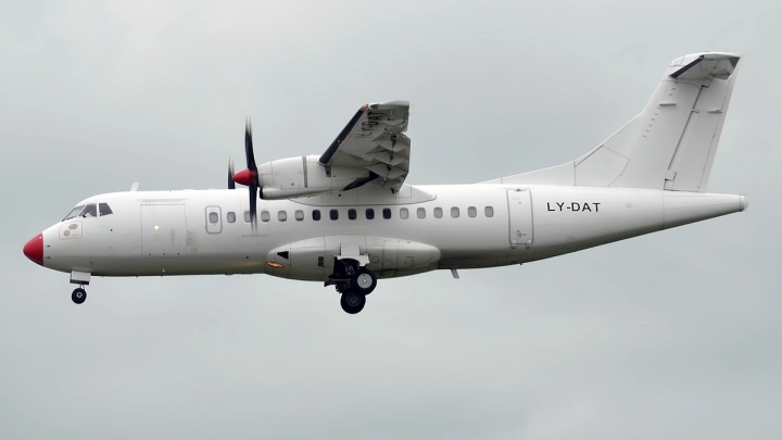 Самолёт с 11 людьми на борту пропал в горах Индонезии