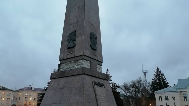 На обелиске Славы в Тольятти проблемы с гранитными плитами