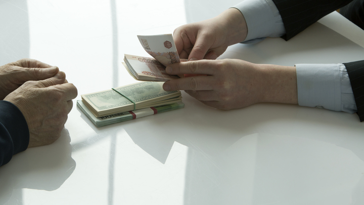 По подозрению в получении взятки в 1 млн долларов ФСБ задержала двух прокуроров