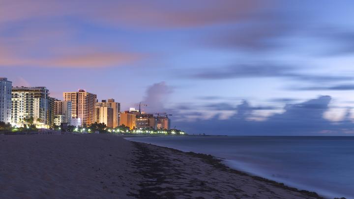 Доить Россию, жить в Майами: Политолог объяснил схему исчезновения русского человека через элиту