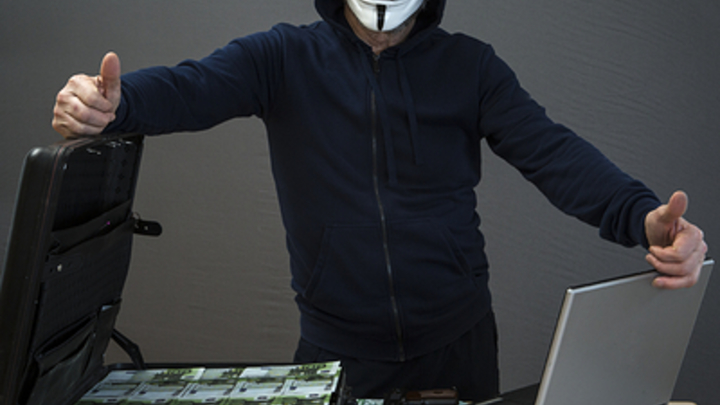 Двое забайкальцев обокрали полстраны, заразив их смартфоны вирусом