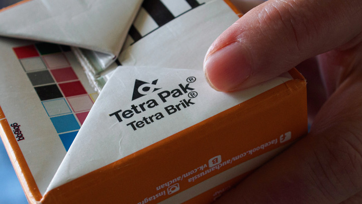 Директор производства Tetra Pak призвал покупателей не бояться серой упаковки молока и сока