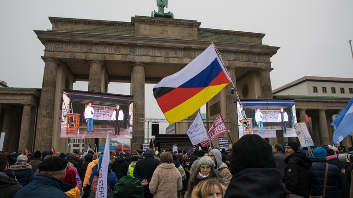 “За Донбасс!”: В Берлине прошёл многотысячный митинг немцев в поддержку России