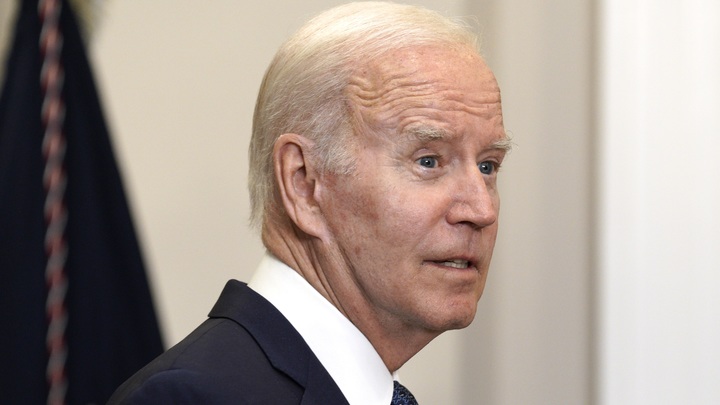 Туда иди! Руку пожать не забудь!: Новый позор президента США Байдена