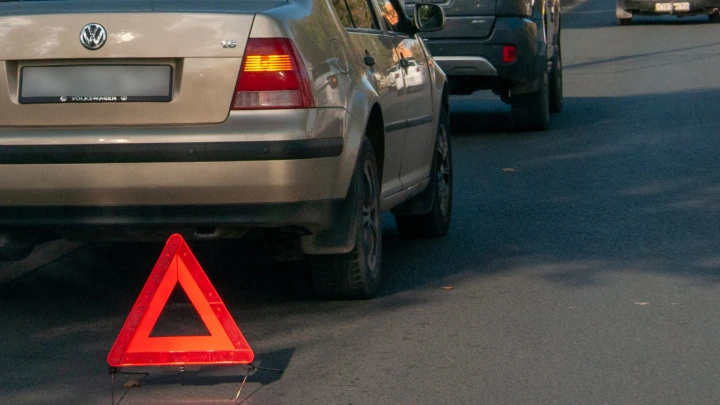 Влетел в отбойник и потерял сознание: Солярис врезался в автобус у Мызинского моста