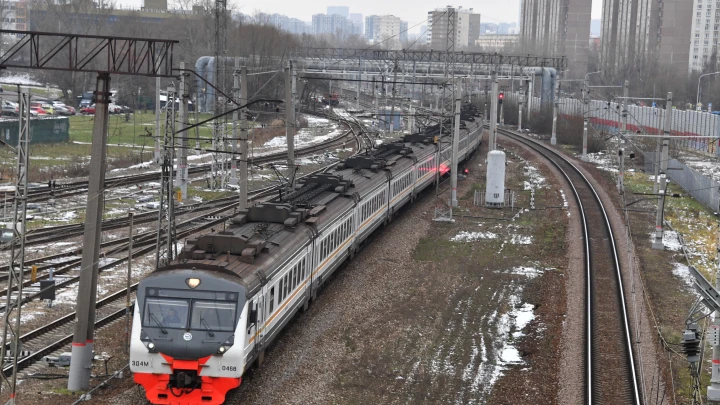 Поезд врезался в микроавтобус на ж/д переезде под Ростовом: что известно о ЧП