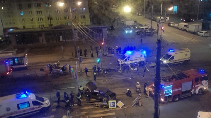 В Петербурге после ДТП легковушки «разметало» по перекрестку, двое человек попали в больницу