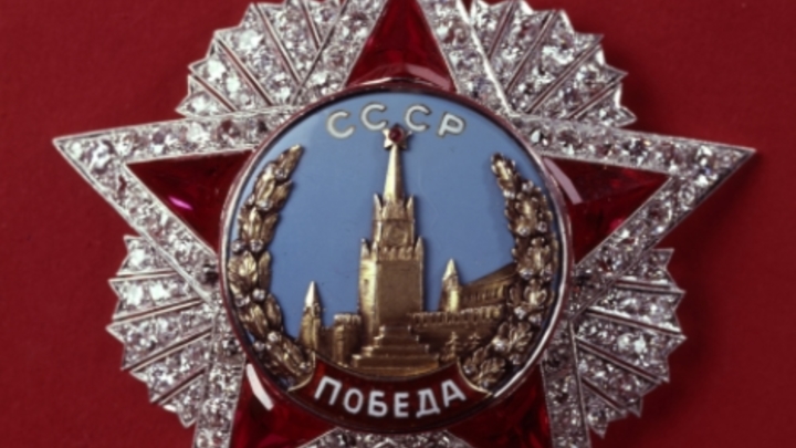 Хулиганы осквернили памятники на Аллее Славы за месяц до Дня Победы.