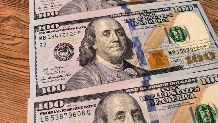 Финансист рассказал о рисках использования старых долларов в России