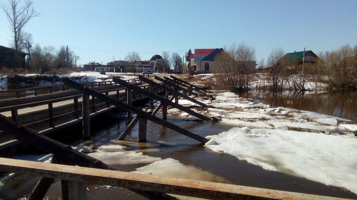 В Холуе Южского района вода вплотную подступила к мосту через Тезу