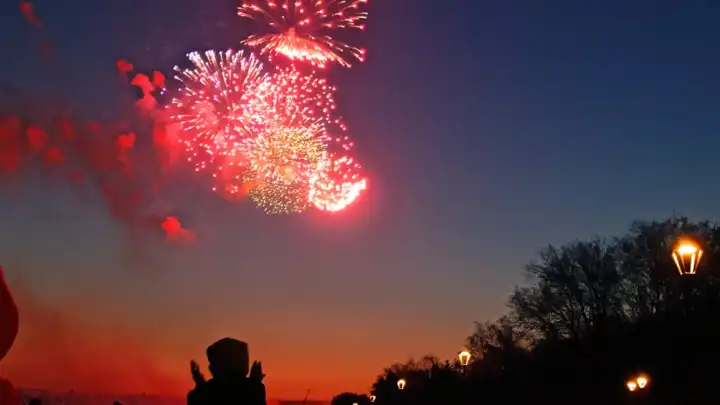 Жителям России напомнили о праздничных и рабочих днях в мае