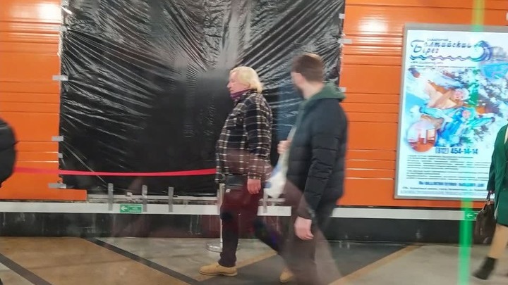Подорожник бы приложили. Петербуржцы высмеяли «полиэтиленовый ремонт» протекшей станции метро
