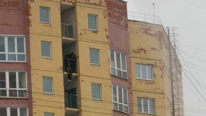 В Иванове юные экстремалы свешивались с балкона предпоследнего этажа высотки