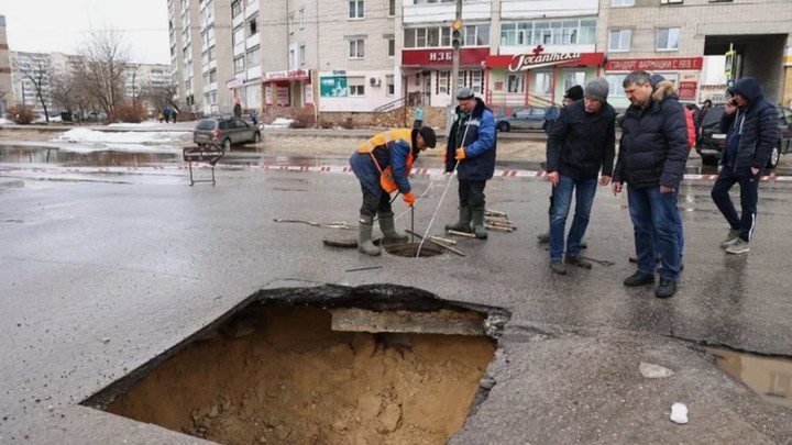 В Дзержинске из-за переполненного коллектора провалилась дорога