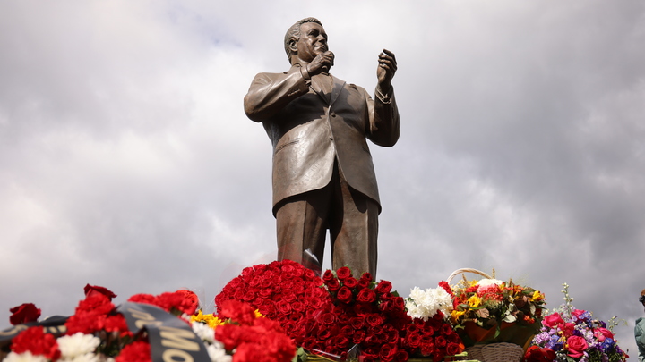 В памятник Иосифу Кобзону вмонтировали рекламу наркошопов