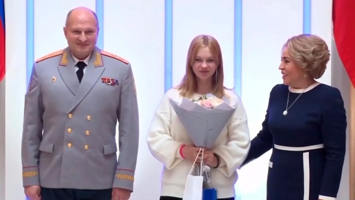 Отважная школьница из Ленобласти получила медаль из рук Валентины Матвиенко