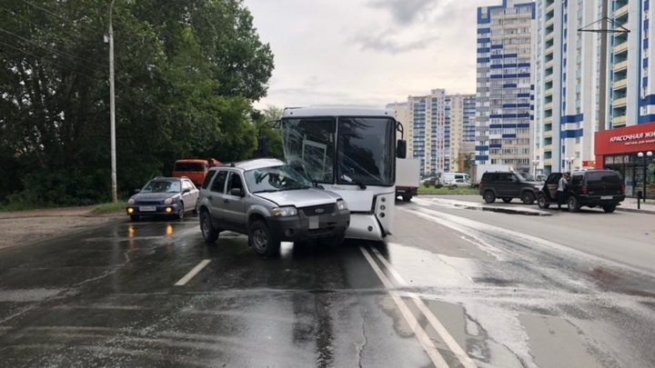 Автобус протаранил кроссовер в Первомайском районе Новосибирска – пострадали водители