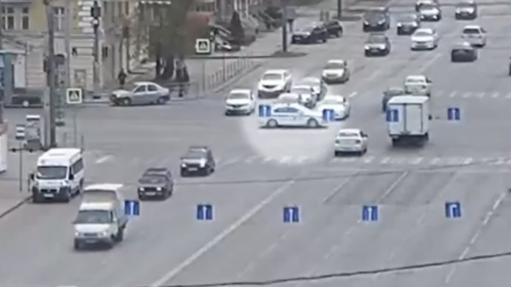В Челябинске женщина-водитель объяснила причину аварии с патрульной машиной ГИБДД