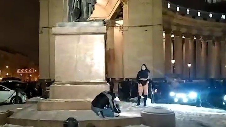 «Попадает по статью УК»: петербуржцы требуют наказать «тверк-львицу», станцевавшую перед храмом
