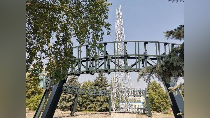 Каркас стелы «Город трудовой доблести» установили в Новокузнецке