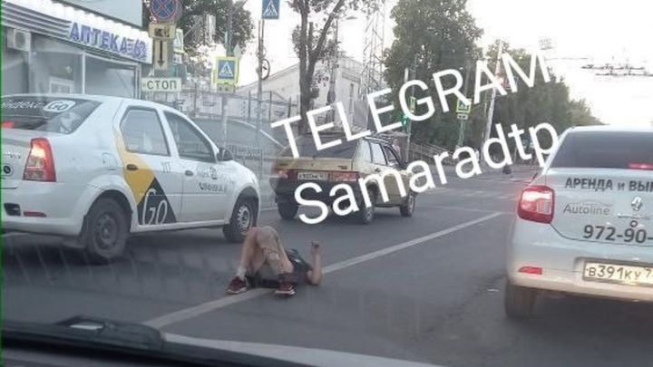 В Самаре мужчина лежал посередине дороги: в последнее время такие случаи участились