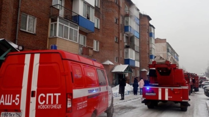 19 человек тушили пожар в многоэтажке в Новокузнецке