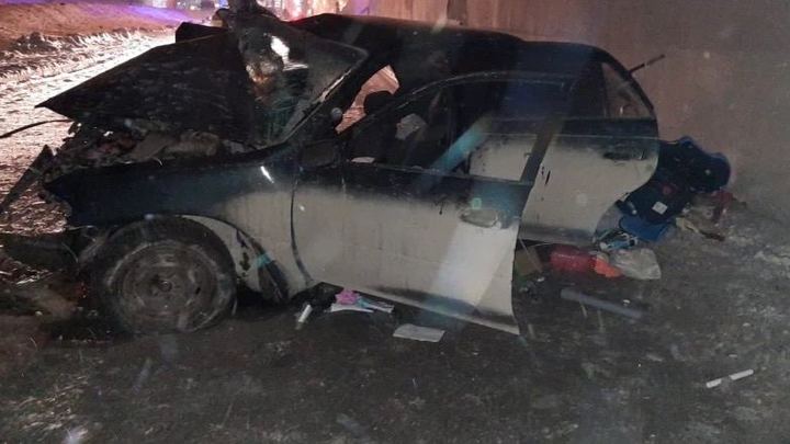 В Новосибирске 35-летний водитель Toyota врезался в столб и погиб