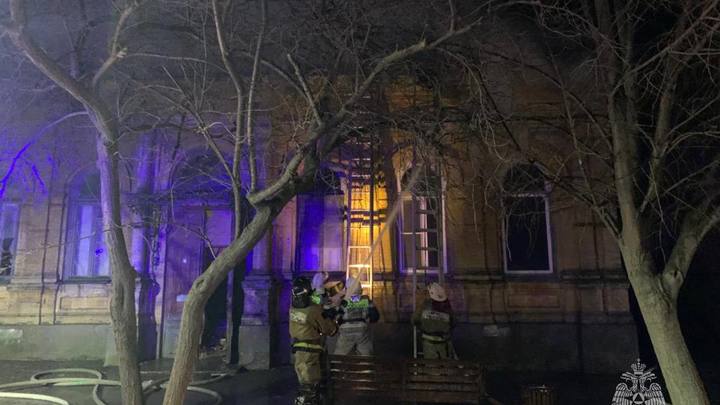 В Таганроге сгорел старинный особняк в центре города. Видео